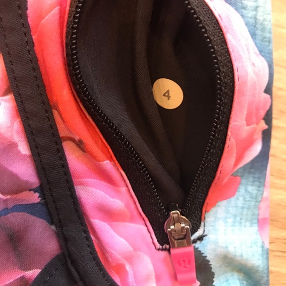 Lululemon Tracker Shorts - Secret Garden, Sz 4 - Picture 6 of 7